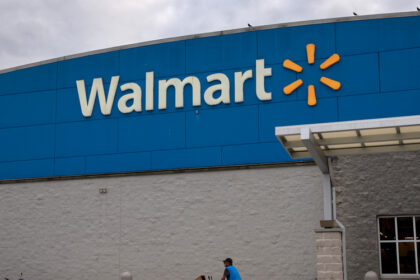 Walmart per tagliare 1.500 posti di lavoro dopo che Trump ha detto loro di "mangiare le tariffe"