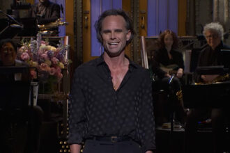 Walton Goggins, in monologo "SNL", scherza sulla sua attaccatura e commenti sfuggenti sul suo aspetto