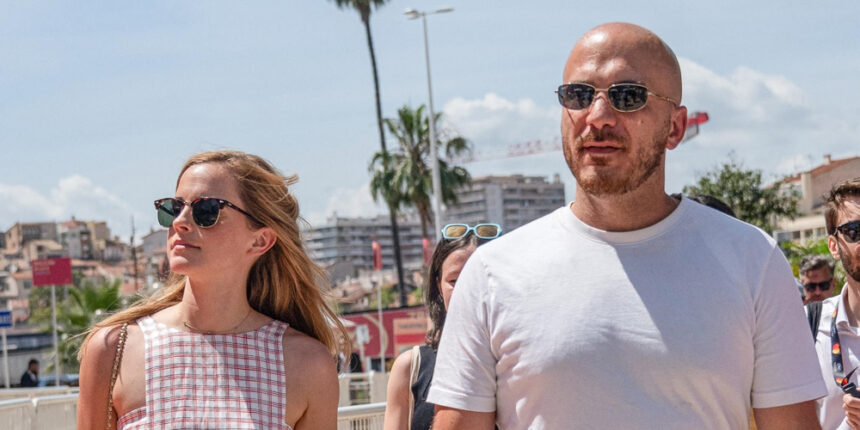 Emma Watson centina con l'attivista per i diritti umani Hassan Akkad in rara apparizione al Cannes Film Festival!