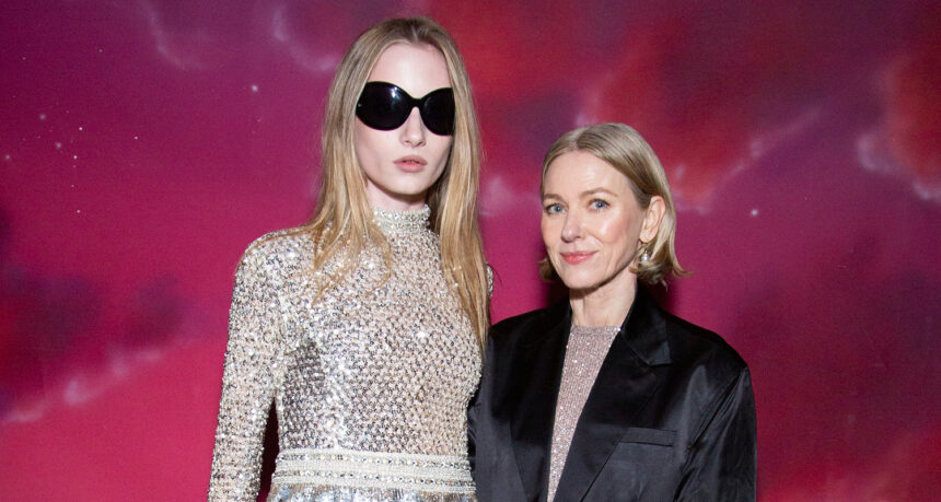 Naomi Watts e figlia Kai Schreiber gemella in abiti scintillanti alla raccolta fondi per i diritti trans per i diritti trans santo madre a New York