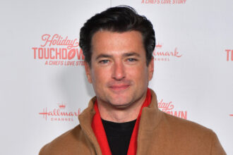 La star di Hallmark Wes Brown rivela un sequel di film di Natale che è nelle opere