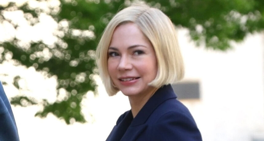 Michelle Williams sfoggia un pancione finto finto durante le riprese di "A Place In Hell" a New York
