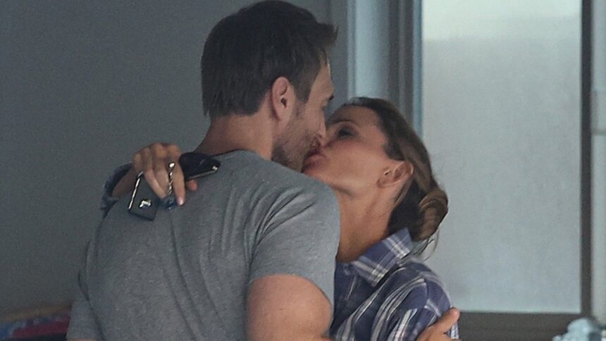 Jennifer Garner Blocking Lips con il fidanzato John Miller in una foto appassionata