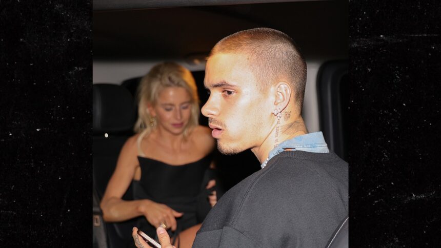 Romeo Beckham Fuels Dating Voci con Caroline Daur dopo la divisione di Kim Turnbull