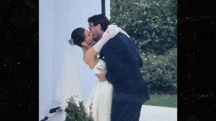 Hailee Steinfeld e Josh Allen si sposano, le labbra di blocco nel matrimonio in California