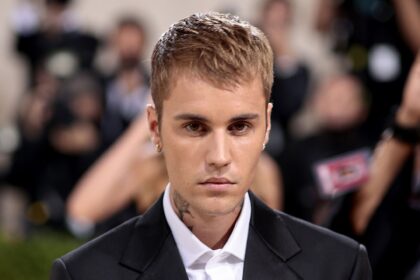 Justin Bieber reagisce a "stare in piedi"