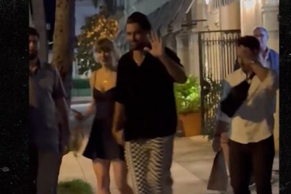 Taylor Swift, Travis Kelce si tiene per mano durante la notte in Florida