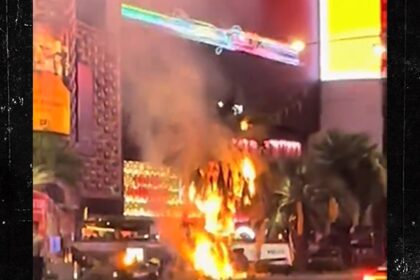 La striscia di Las Vegas prende fuoco dopo gli occhiali ascoltati "BANG" fragoroso