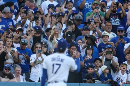 I fan di Shohei Ohtani si affollano allo stadio Dodger per catturare il debutto del pitching di Star
