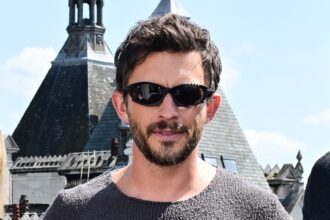 Look flip-flop di Jonathan Bailey per la rinascita mondiale Jurassic