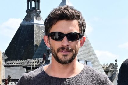 Look flip-flop di Jonathan Bailey per la rinascita mondiale Jurassic