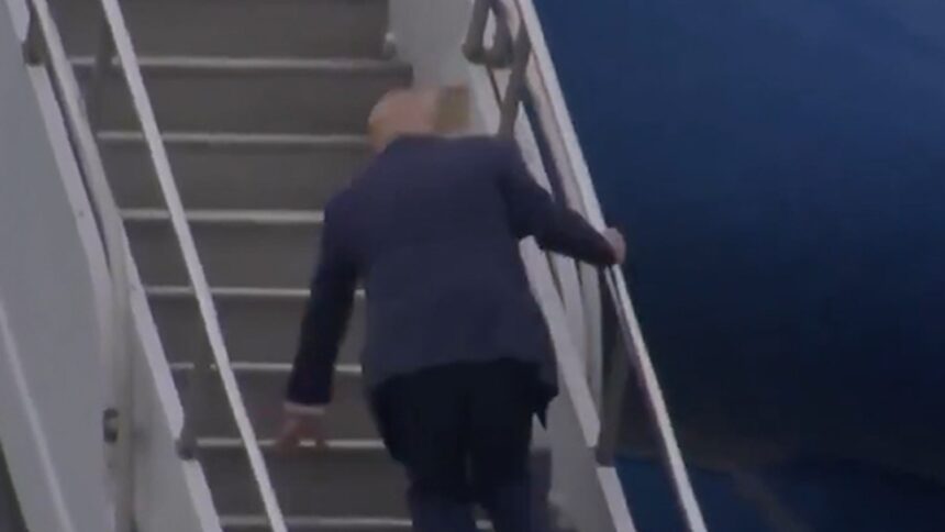 Donald Trump fa scattare i gradini dell'Aeronautica One
