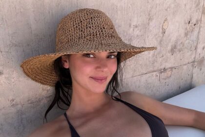 Kendall Jenner Tans in piccoli bikini neri durante il viaggio nel deserto