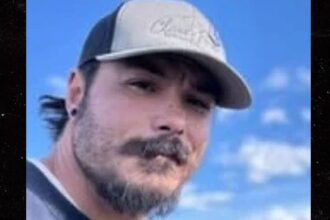 I poliziotti dicono che il fuggitivo "papà killer" Travis Decker probabilmente vive, non minaccia al pubblico