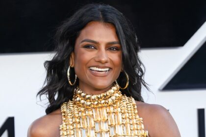 Simone Ashley frequenta la premiere di F1 London dopo il ruolo di taglio