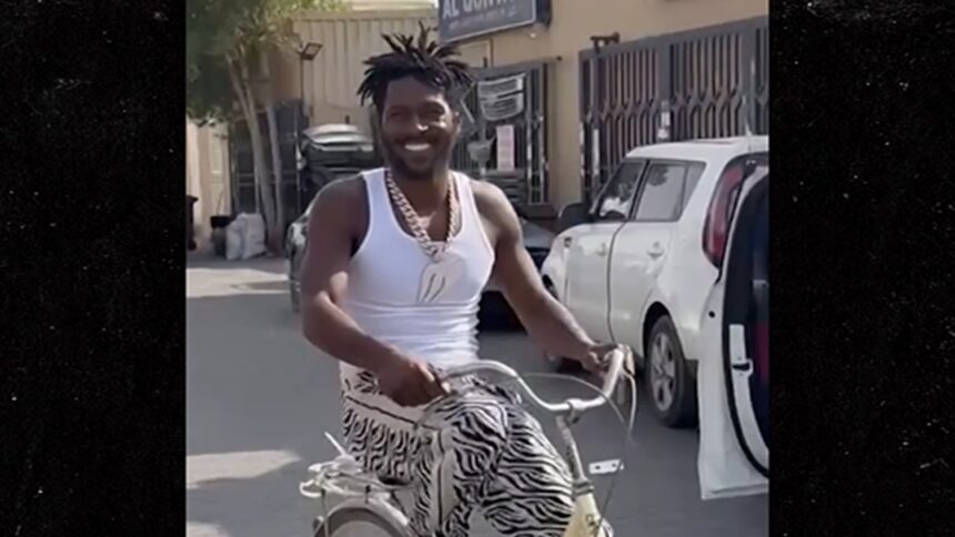 Antonio Brown tutto sorride durante il giro in bicicletta nonostante il mandato di arresto