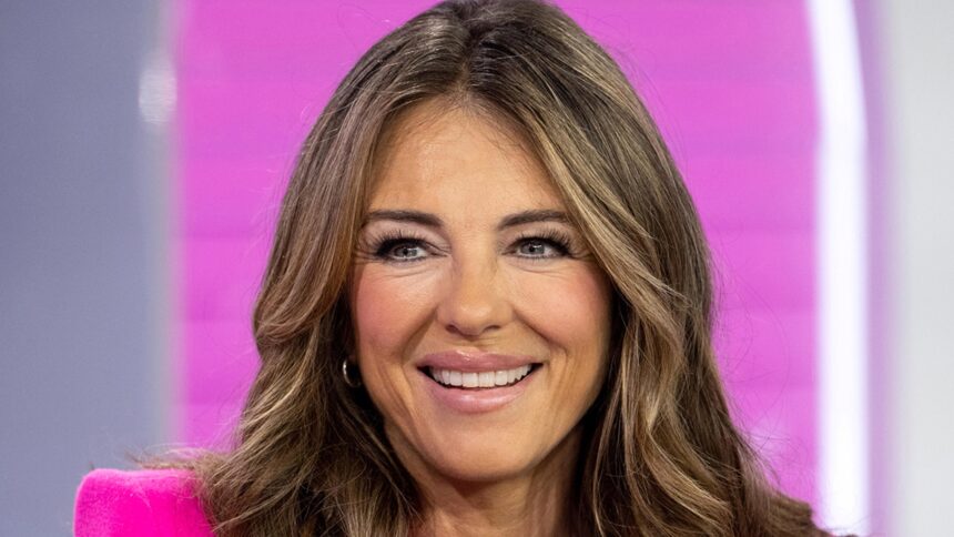 Elizabeth Hurley si spoglia nuda per il 60 ° compleanno, sgorga per essere innamorata