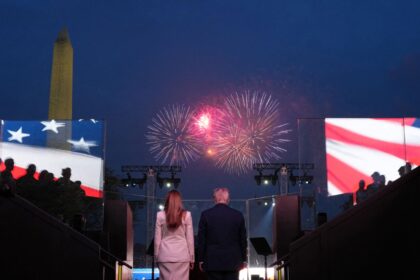 La sfilata militare termina in enormi fuochi d'artificio