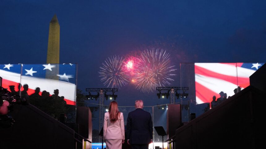 La sfilata militare termina in enormi fuochi d'artificio