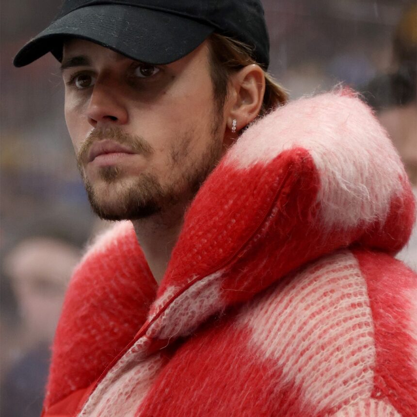 Justin Bieber sbatte le relazioni "transazionali"