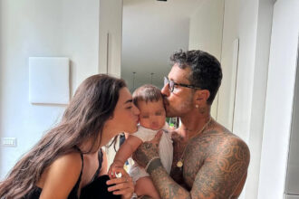 ''Sei mesi di amore folle'': Fabrizio Corona e Sara Barbieri festeggiano il figlio Thiago con una torta per il complimese, foto - Gossip.it