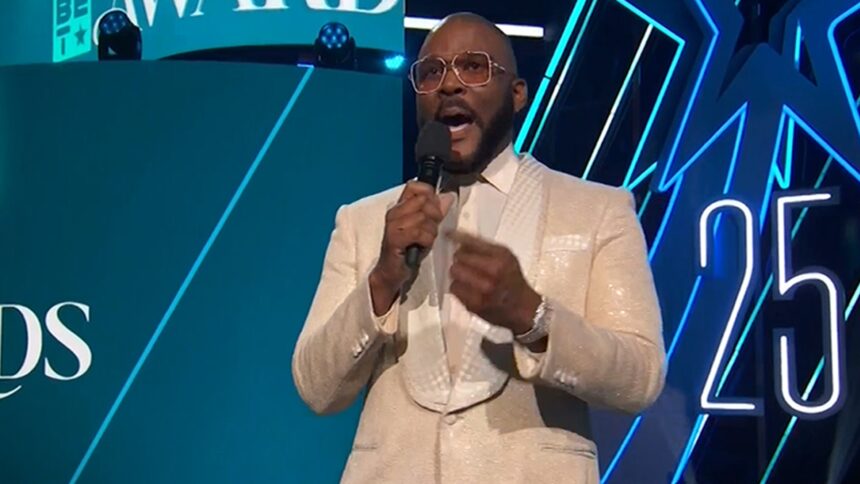 Tyler Perry avverte della cancellazione della storia nera nel discorso dei premi Bet caricati