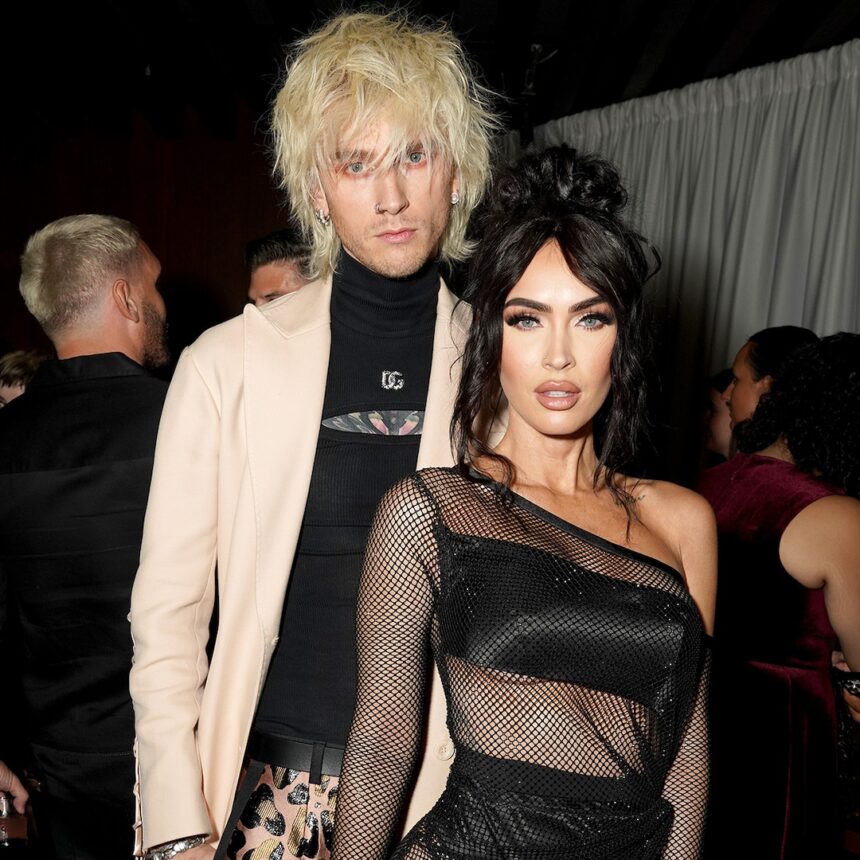 Mitragliatrice Kelly reagisce alla maglietta Megan Fox dopo la rottura