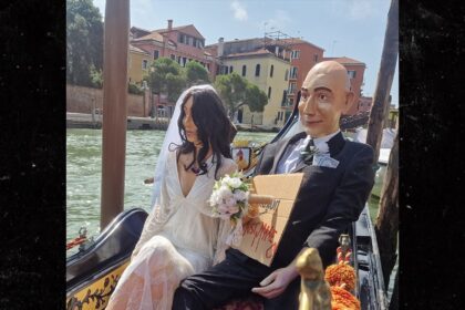 I manichini di Jeff Bezos e Lauren Sánchez galleggiano attraverso Venezia prima del matrimonio del miliardario