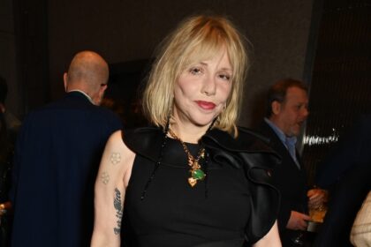Courtney Love rivela che ha un "amico con benefici" per "merda romantica"