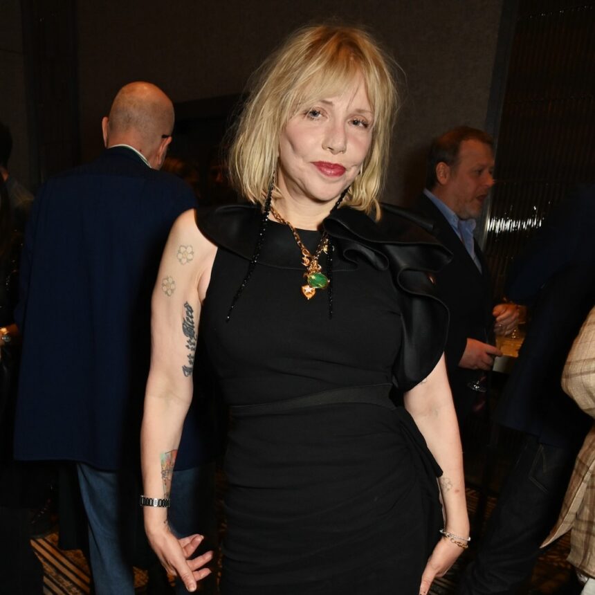 Courtney Love rivela che ha un "amico con benefici" per "merda romantica"