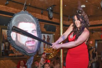 Jenelle Evans rompe David Eason Piñata durante il partito di divorzio di New York