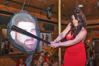 Jenelle Evans rompe David Eason Piñata durante il partito di divorzio di New York