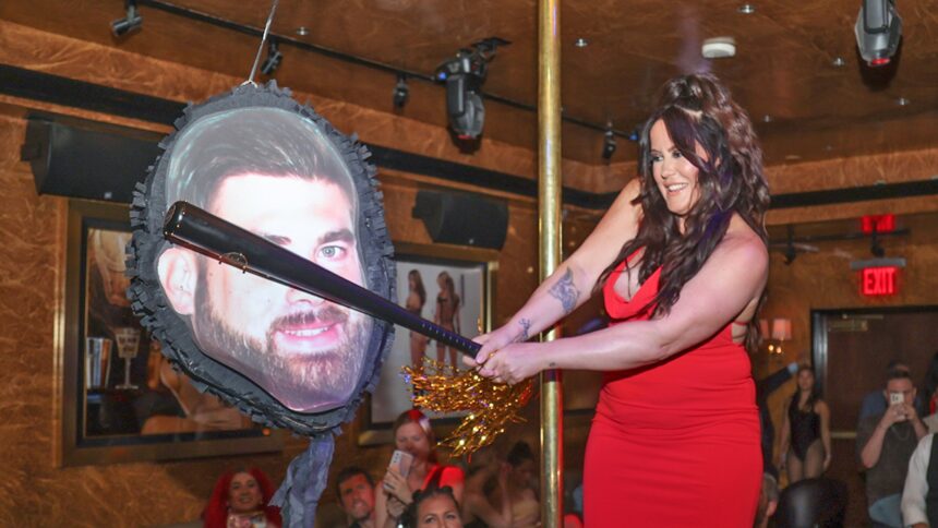 Jenelle Evans rompe David Eason Piñata durante il partito di divorzio di New York