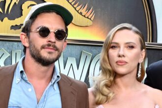 Scarlett Johansson bacia Jonathan Bailey sulle labbra