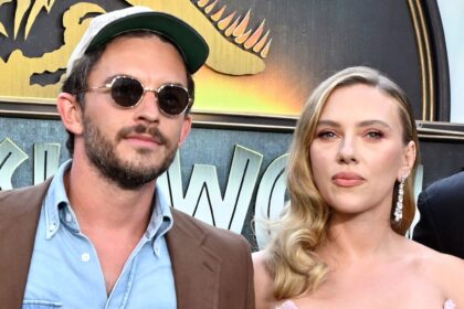 Scarlett Johansson bacia Jonathan Bailey sulle labbra