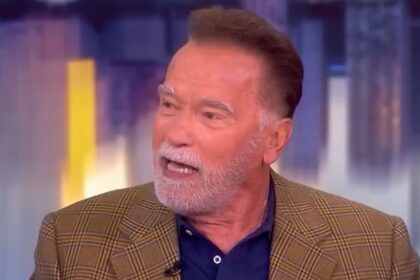 Arnold Schwarzenegger afferma che gli immigrati dovrebbero comportarsi come gli ospiti in America