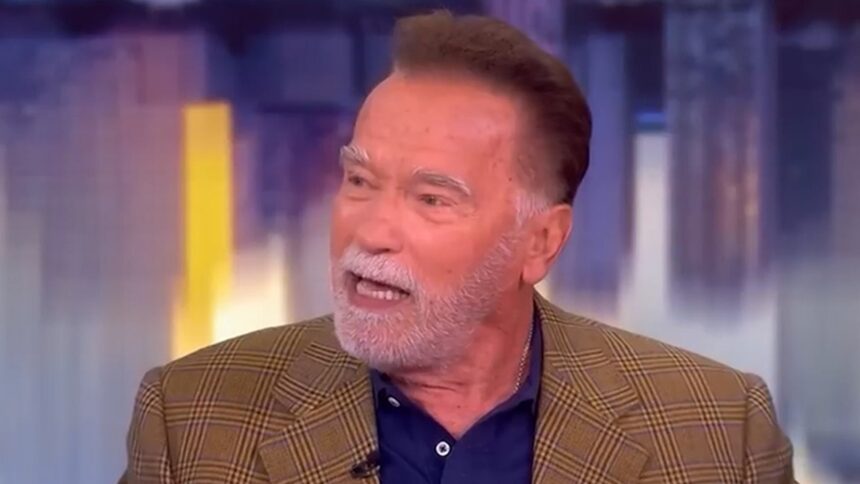 Arnold Schwarzenegger afferma che gli immigrati dovrebbero comportarsi come gli ospiti in America