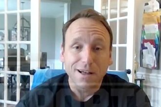 Joey Chestnut che osserva 80 hot dog al ritorno di Nathan, "Guggiamo il martello"