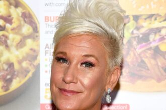 Anne Burrell ha trovato che non risponde alla doccia dal marito prima dell'arrivo dell'EMS