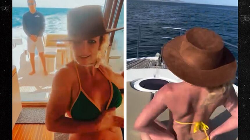 Britney Spears sfrigola in un piccolo bikini mentre balla su una barca, in video