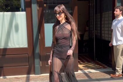 Dakota Johnson esce dopo che Chris Martin si è diviso in outfit puro