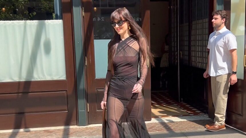Dakota Johnson esce dopo che Chris Martin si è diviso in outfit puro