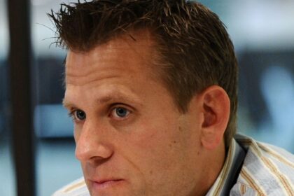 John Brenkus, host "Sport Science", è morto per suicidio, afferma il medico legale