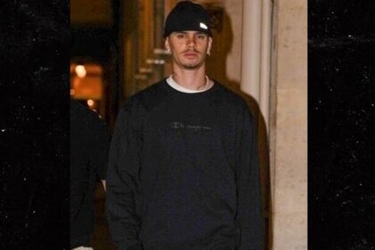 Romeo Beckham attraversa Parigi dopo essere diviso da Kim Turnbull