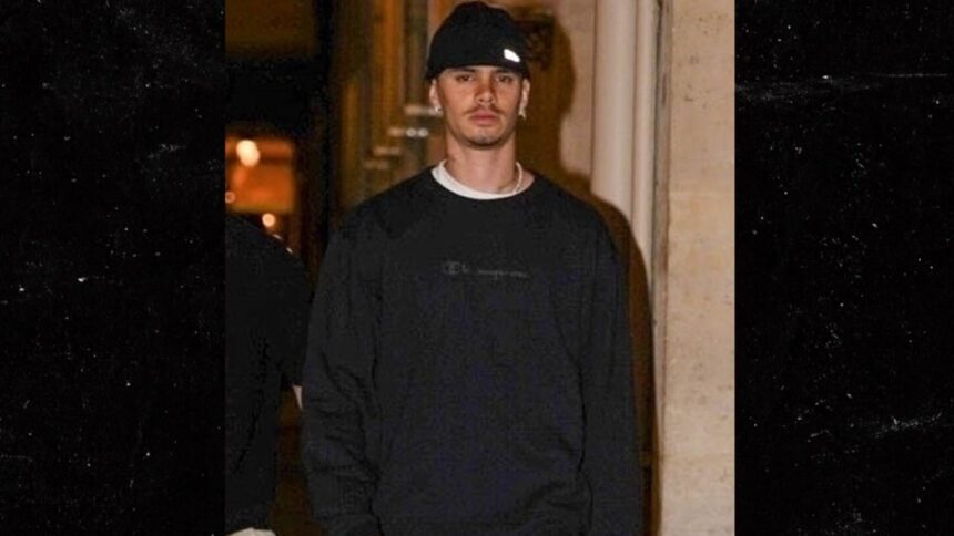 Romeo Beckham attraversa Parigi dopo essere diviso da Kim Turnbull