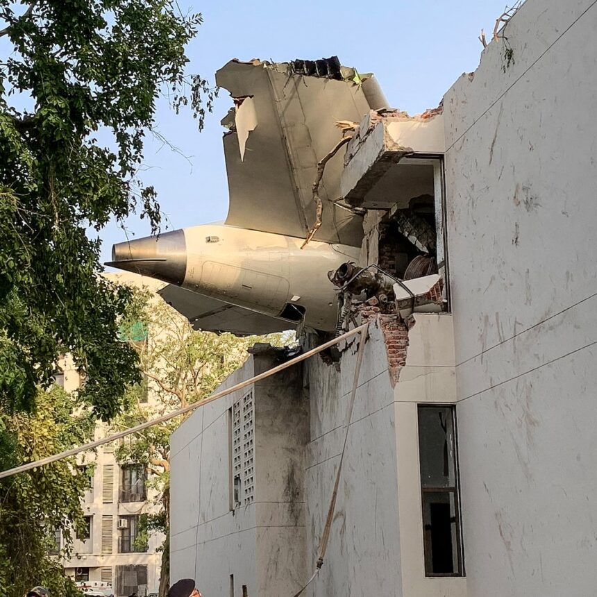Crash aereo di Air India, un sopravvissuto trovato