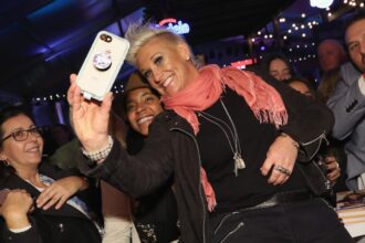 Bobby Flay rende speciale omaggio ad Anne Burrell: era indimenticabile ...