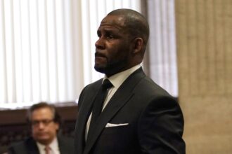 R. Kelly fu portato di corsa in ospedale nel giugno 2025? Aggiornamento - Hollywood Life