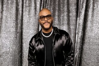 Chi è Derek Dixon? Informazioni sull'attore e sulla sua causa contro Tyler Perry - Hollywood Life