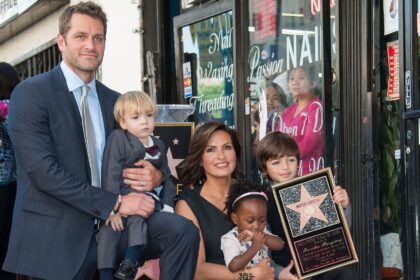 Incontra i suoi 3 figli con Peter Hermann - Hollywood Life